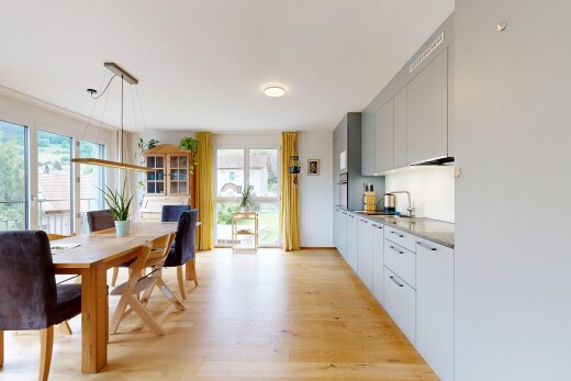 küche mit light floor, wood finish floor, holzfußboden, inside property, und light countertops