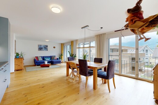 wohn- / esszimmer mit wood finish floor, holzfußboden, inside property, drywall, und gipskartonwand