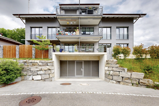 außenansicht mit horizontale verkleidung und balkon