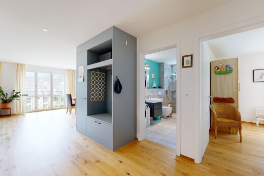 wohnzimmer mit wood finish floor, holzfußboden, drywall, gipskartonwand, und inside property