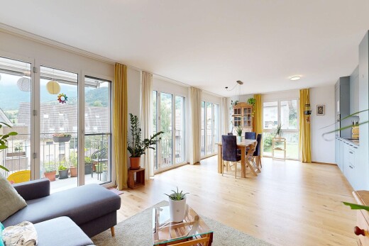 wohn- / esszimmer mit holzfußboden, wood finish floor, inside property, natürliches licht, und natural light