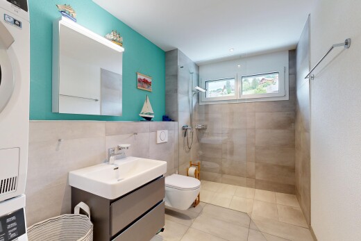 bad mit spiegel, dusche, komplettes badezimmer, schminktisch, und inside property