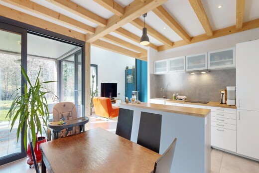salle à manger avec light floor, sol en carrelage, tile floor, télévision, et lumière naturelle