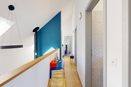 couloir avec inside property, cloison sèche, drywall, sol en finition bois, et wood finish floor