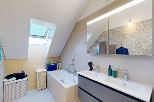 salle de bains avec double vasque, salle de bain complète, mur en carrelage, tile wall, et inside property