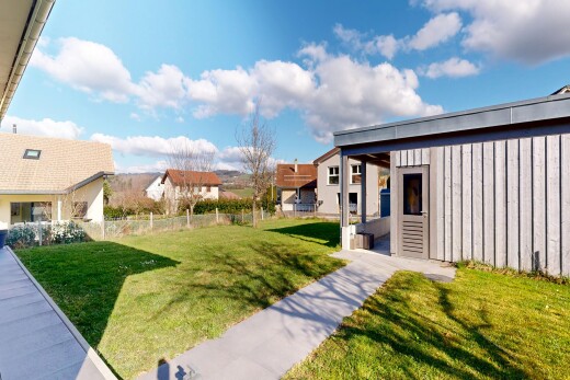 façade avec bardage vertical, pelouse, day time, clôture, et bardage à clin