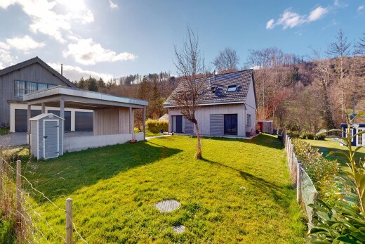 façade avec bardage vertical, structure extérieure, property visible, pelouse, et terrasse