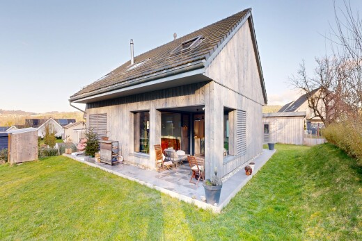 façade avec bardage vertical, pelouse, from property, bardage en bois, et terrasse