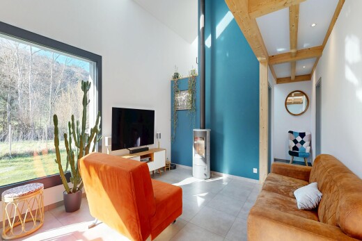 salon avec télévision, drywall, cloison sèche, inside property, et beamed ceiling