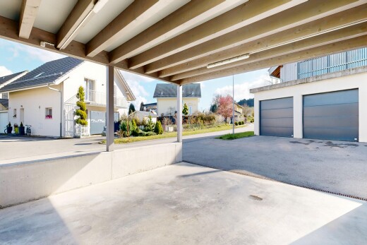 terrasse avec day time, garage, vue résidentielle, et residential view