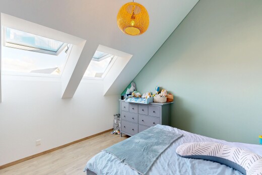 chambre avec cloison sèche, drywall, inside property, lumière naturelle, et natural light