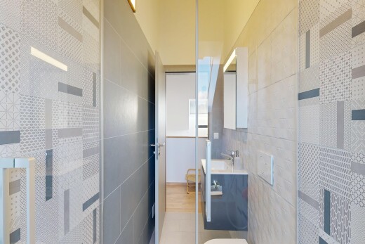 salle de bains avec lavabo (ou coiffeuse selon le contexte), miroir, light floor, salle de bain complète, et tile wall