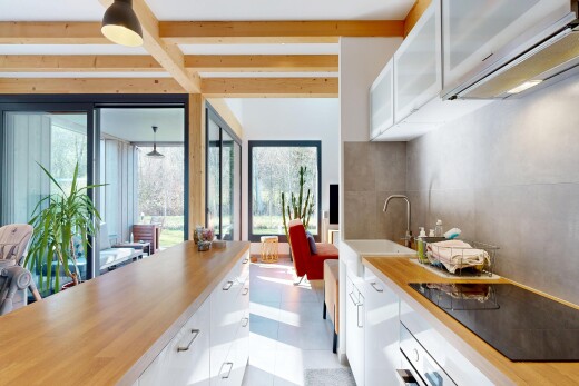 cuisine avec armoires blanches, white cabinets, light countertops, plaque de cuisson, et hotte