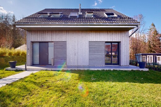 façade avec bardage vertical, day time, toit en tuiles, pelouse, et from property