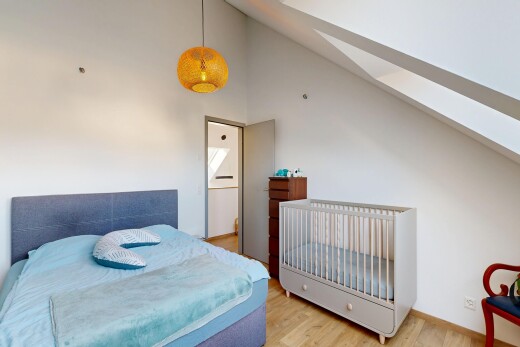 chambre avec vaulted ceiling, plafond voûté, high ceiling, plafond haut, et wood finish floor