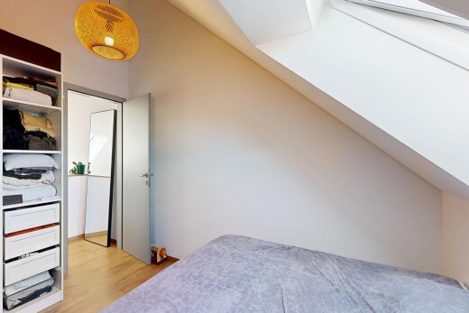 chambre avec sol en finition bois, wood finish floor, cloison sèche, drywall, et inside property