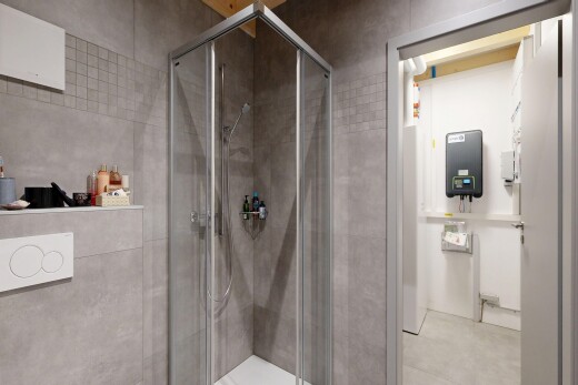 salle de bains avec douche, inside community, salle de bain complète, et light floor