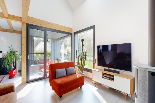 salon avec télévision, lumière naturelle, natural light, cloison sèche, et drywall