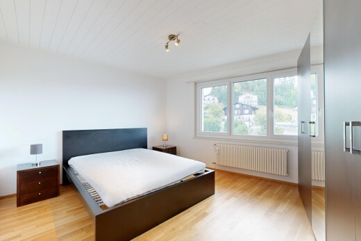 chambre avec lumière naturelle, natural light, radiateur, sol en finition bois, et wood finish floor