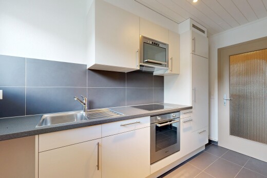 cuisine avec four, sol en carrelage, tile floor, dosseret, et backsplash