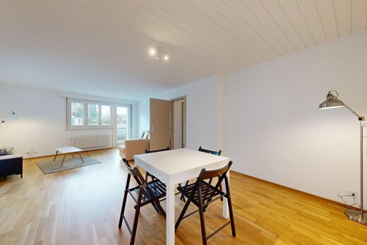 salle à manger avec lumière naturelle, natural light, inside property, radiateur, et sol en finition bois