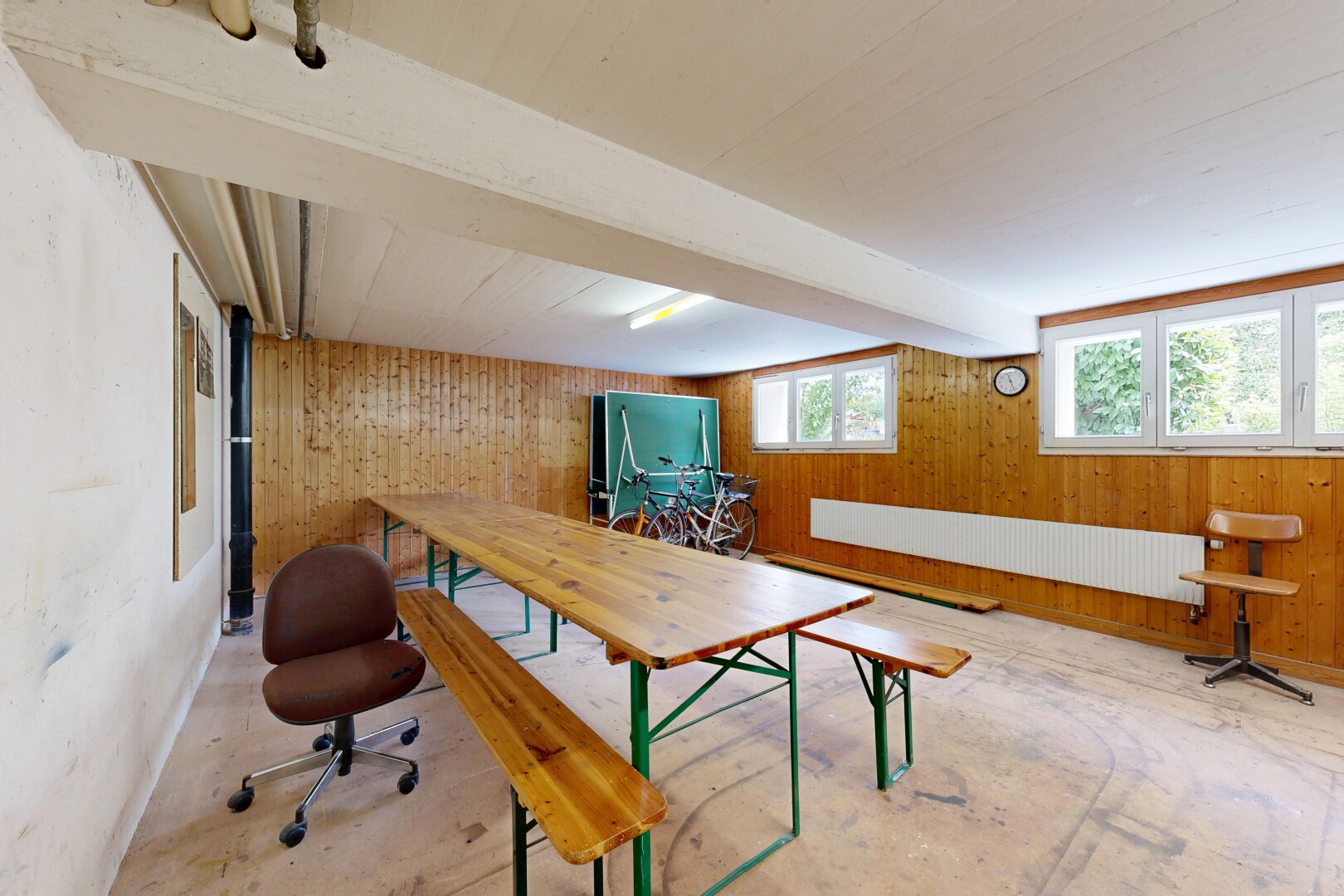 esszimmer mit low ceiling, niedrige decke, natürliches licht, inside property, und keller