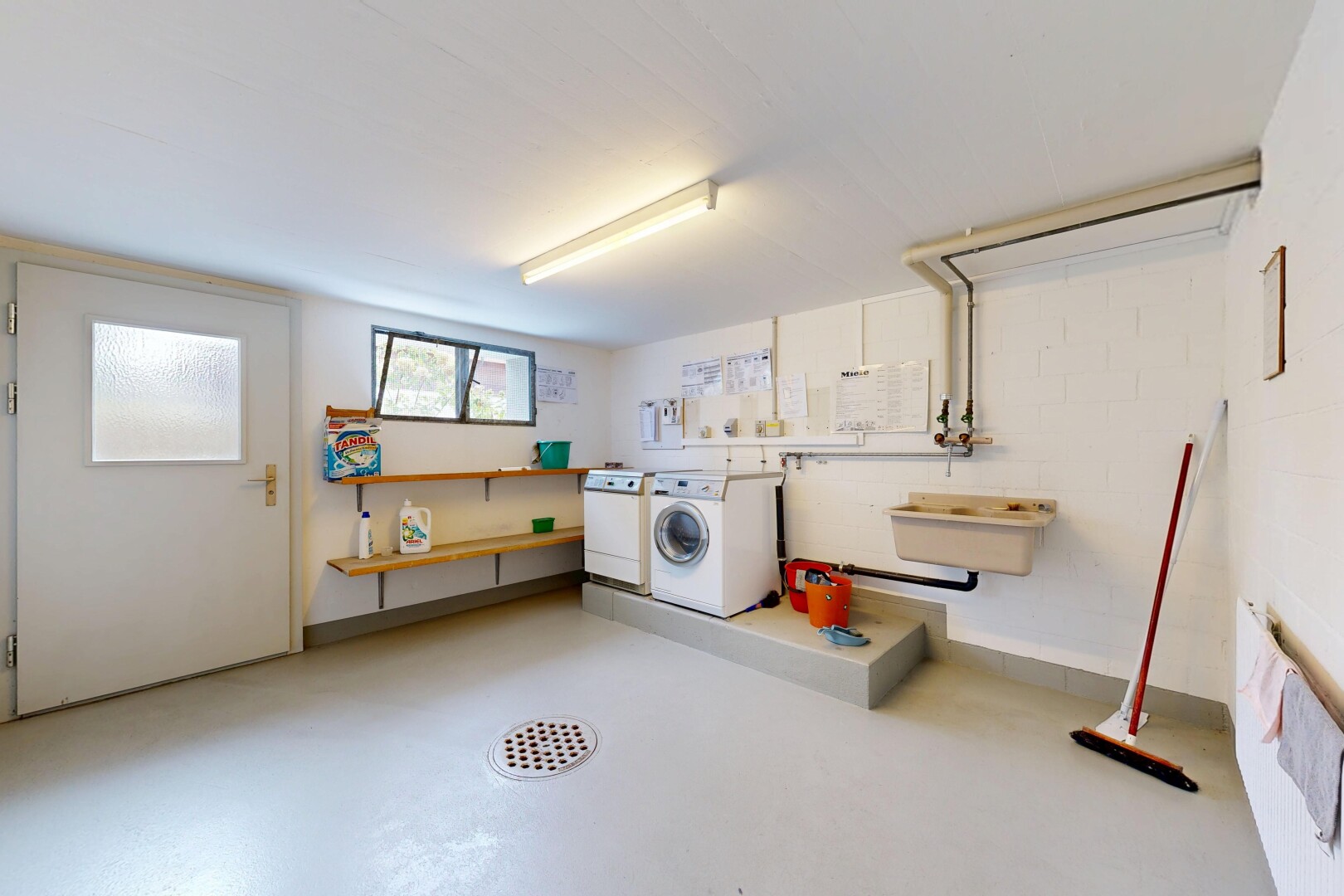 wäschekammer mit concrete floor, betonboden, finished concrete floor, inside property, und tumbler