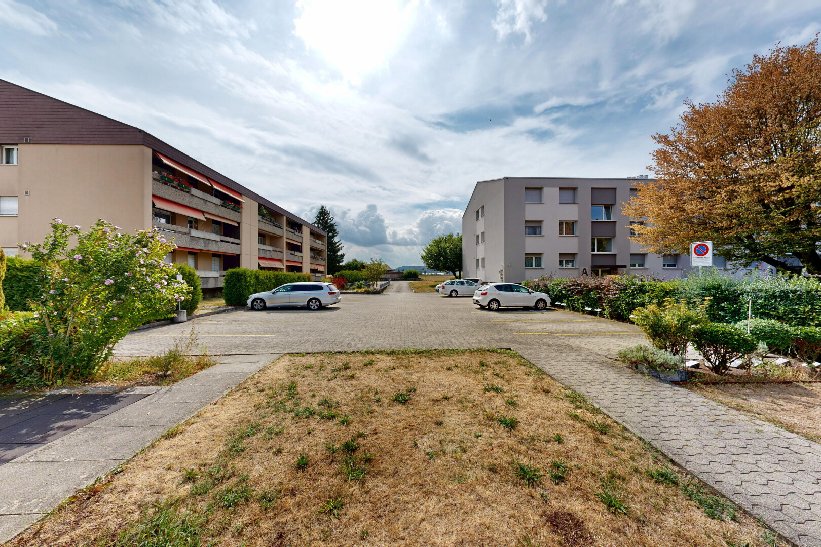 außenansicht mit from community, apartment complex view, blick auf wohnanlage, und parkplatz