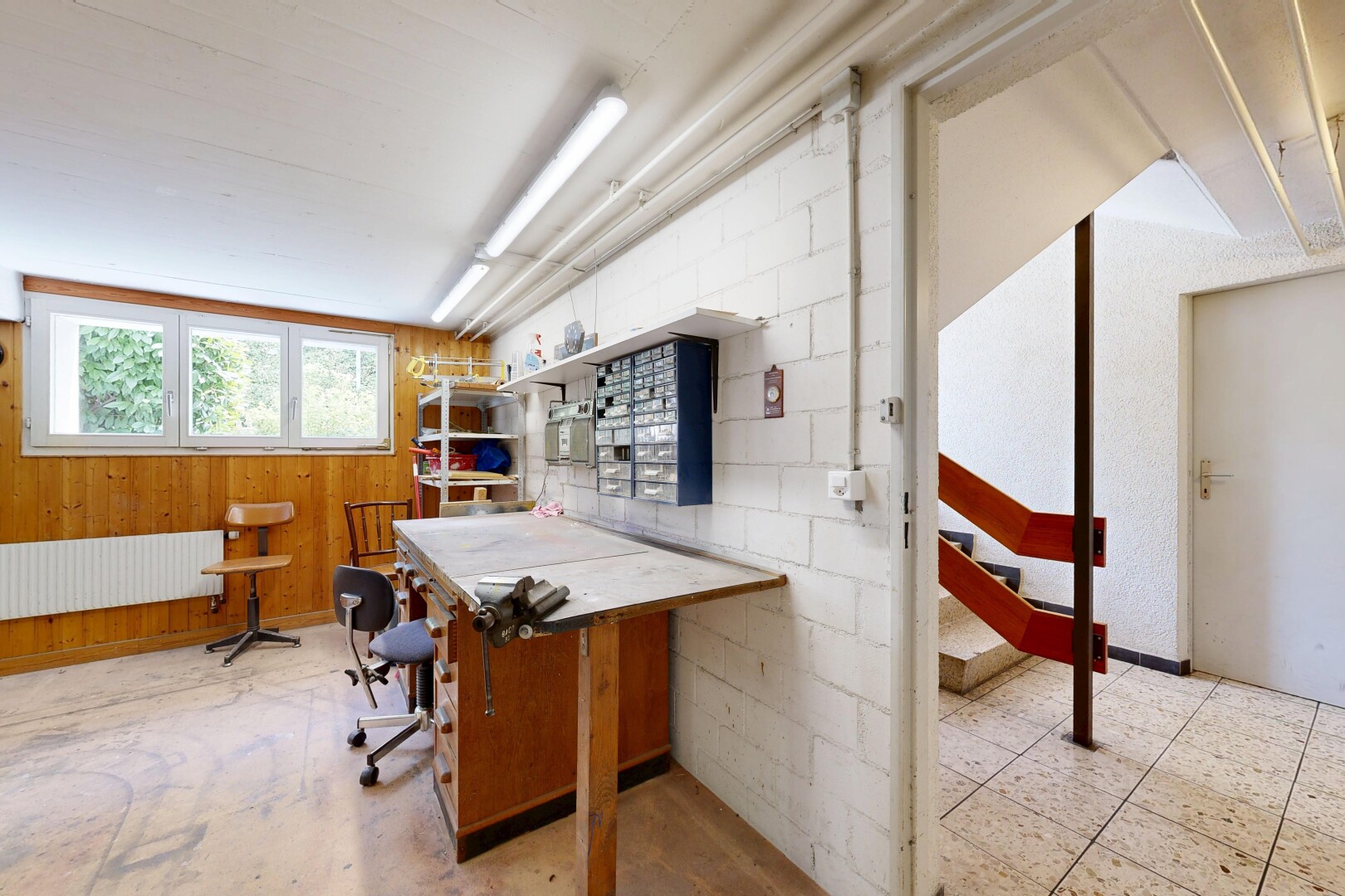 büro mit dated wood wall, kühler, inside community, treppen, und wood wall