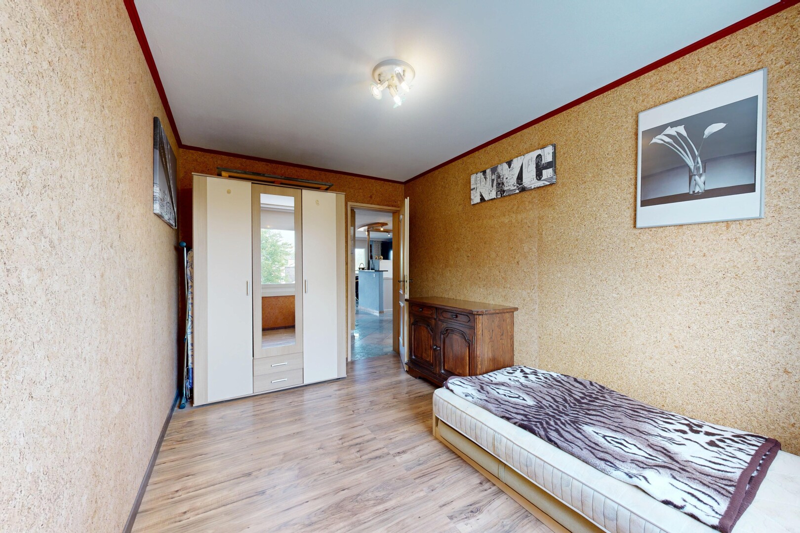 zimmer / schlafzimmer mit wood finish floor, holzfußboden, inside property, und light floor