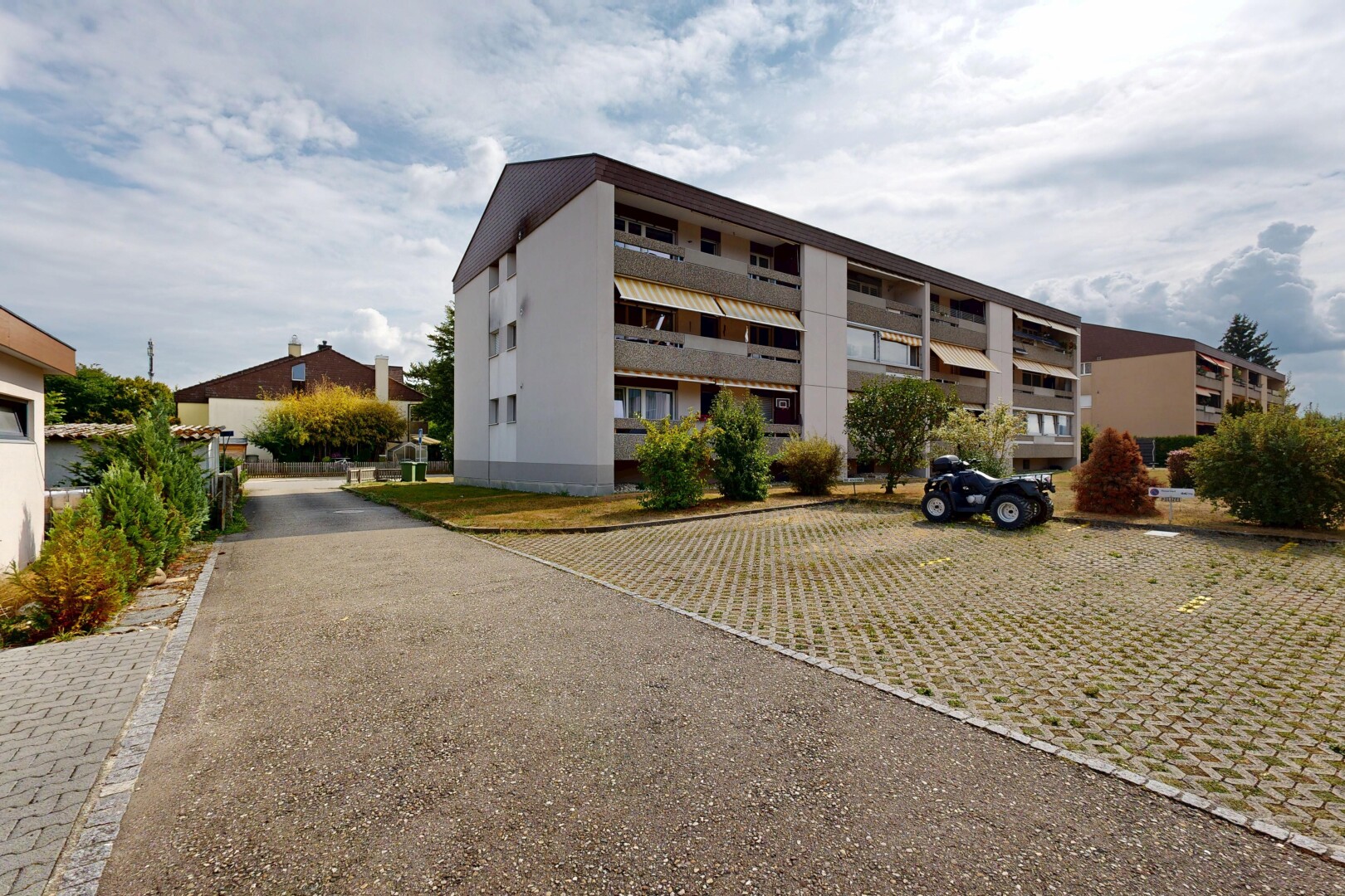 außenansicht mit apartment complex view, blick auf wohnanlage, from community, und day time