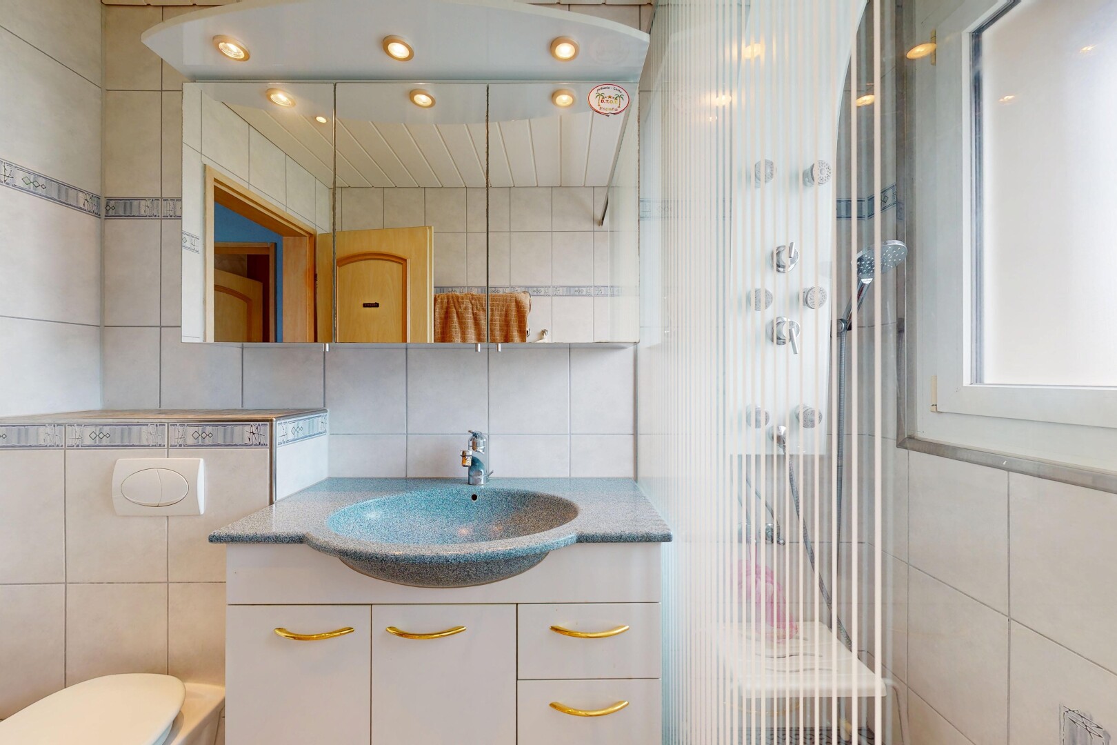 bad mit tile wall, fliesenwand, schminktisch, spiegel, und dusche