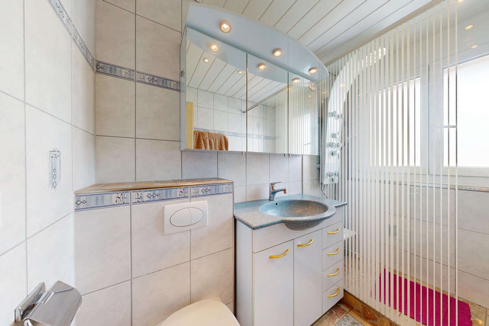bad mit spiegel, tile wall, fliesenwand, schminktisch, und waschbecken