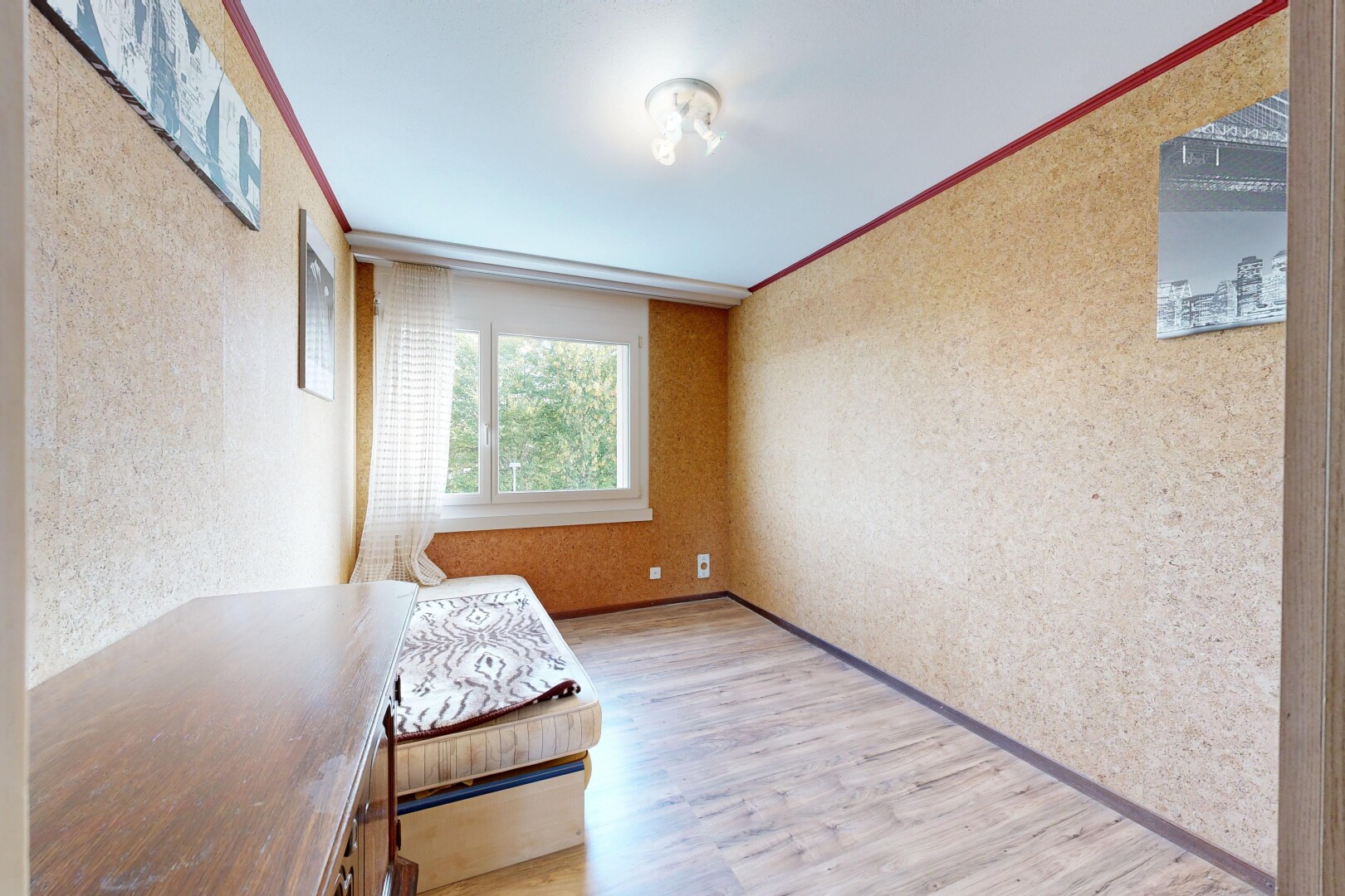 zimmer / schlafzimmer mit holzfußboden, wood finish floor, inside property, natürliches licht, und light floor