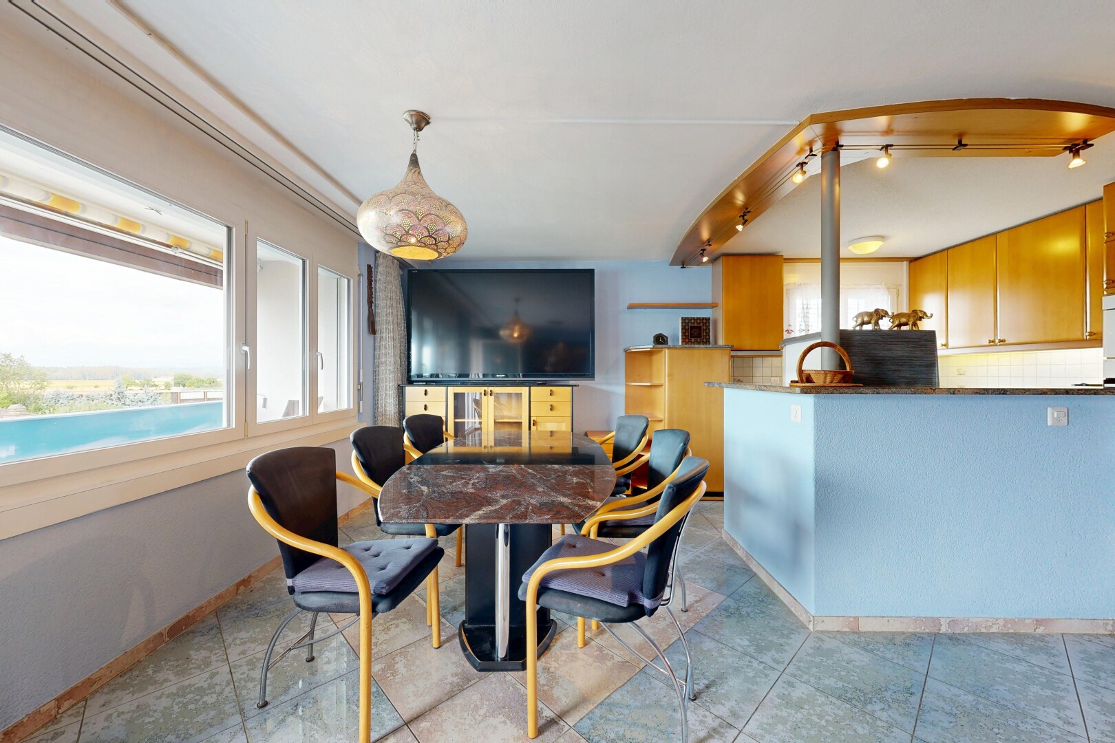esszimmer mit fernseher, light floor, küchenrückwand beim Herd, drywall, und gipskartonwand