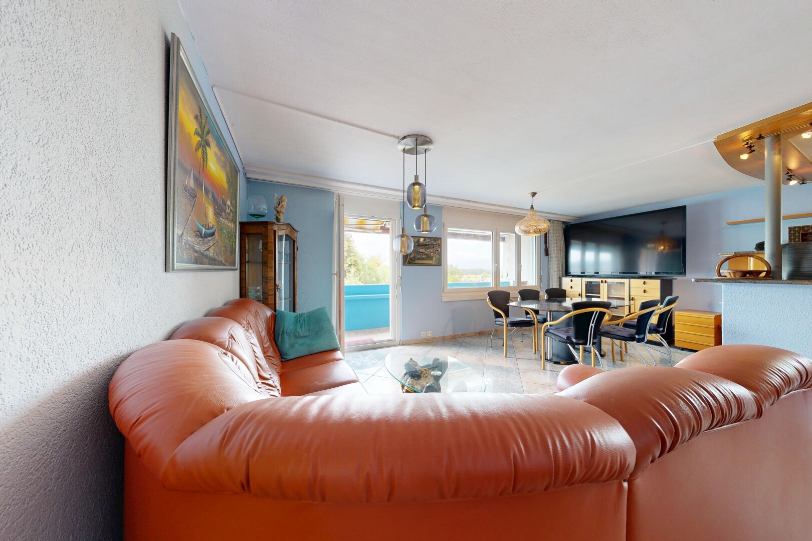 wohn- / esszimmer mit fernseher, textured wall, strukturierte wand, und pendelleuchte