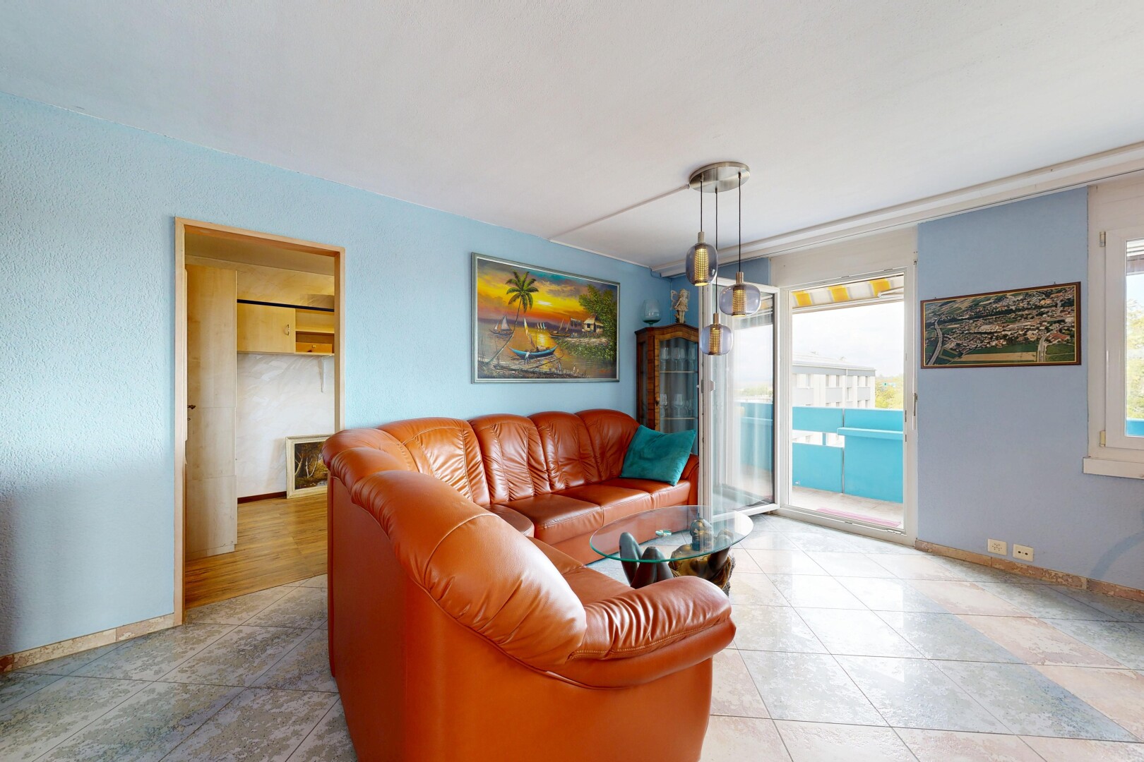 wohnzimmer mit baseboards wall, sockelleisten, inside property, und pendelleuchte