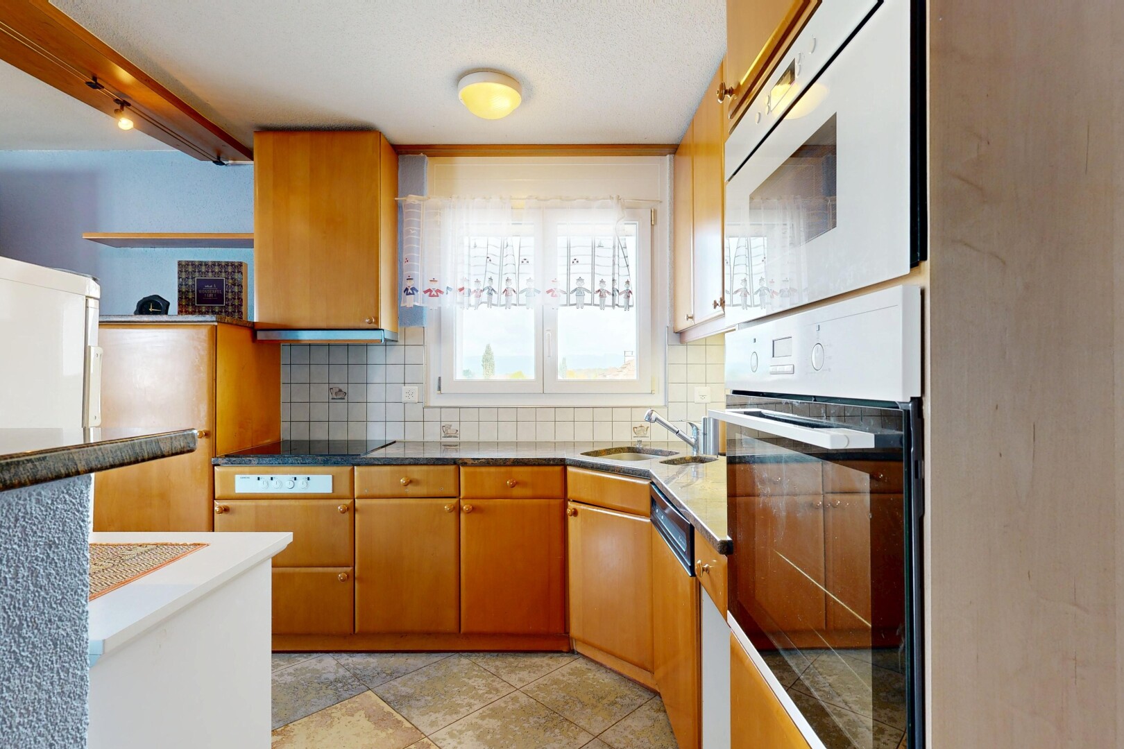küche mit küchenrückwand beim herd, küchenrückwand beim Herd, ofen, light floor, und inside property