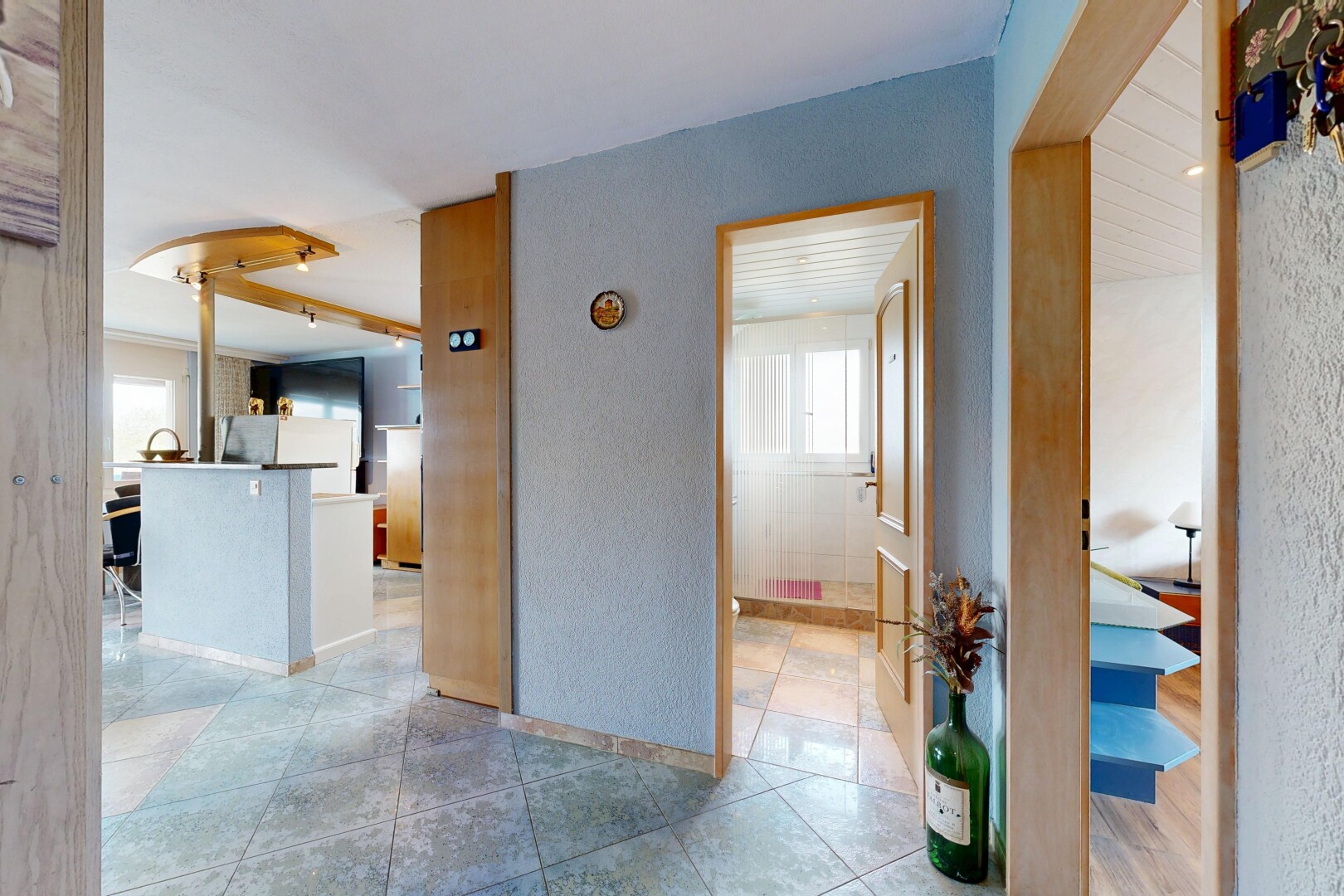 halle / korridor mit inside property, light floor, tile floor, fliesenboden, und textured wall