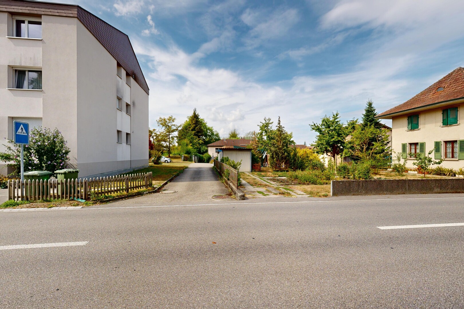 außenansicht mit day time, blick auf wohnanlage, und apartment complex view