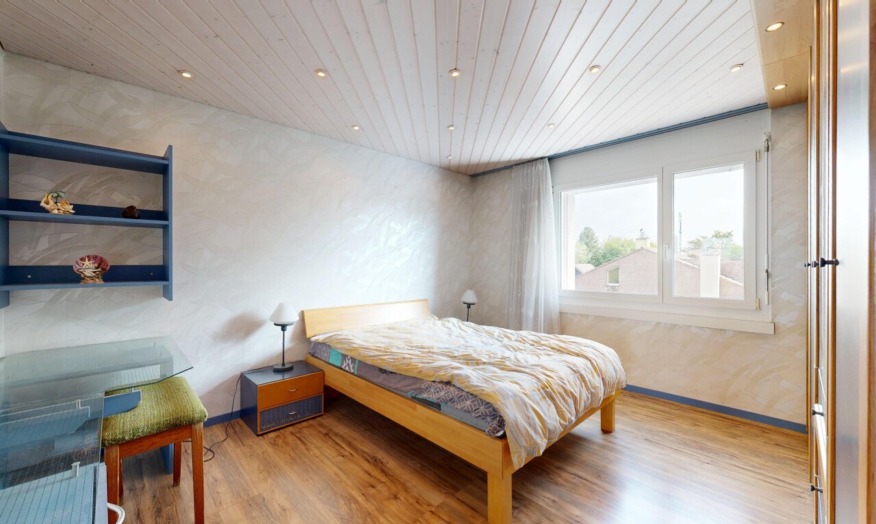 zimmer / schlafzimmer mit holzfußboden, wood finish floor, holzdecke, wood ceiling, und einbauleuchten