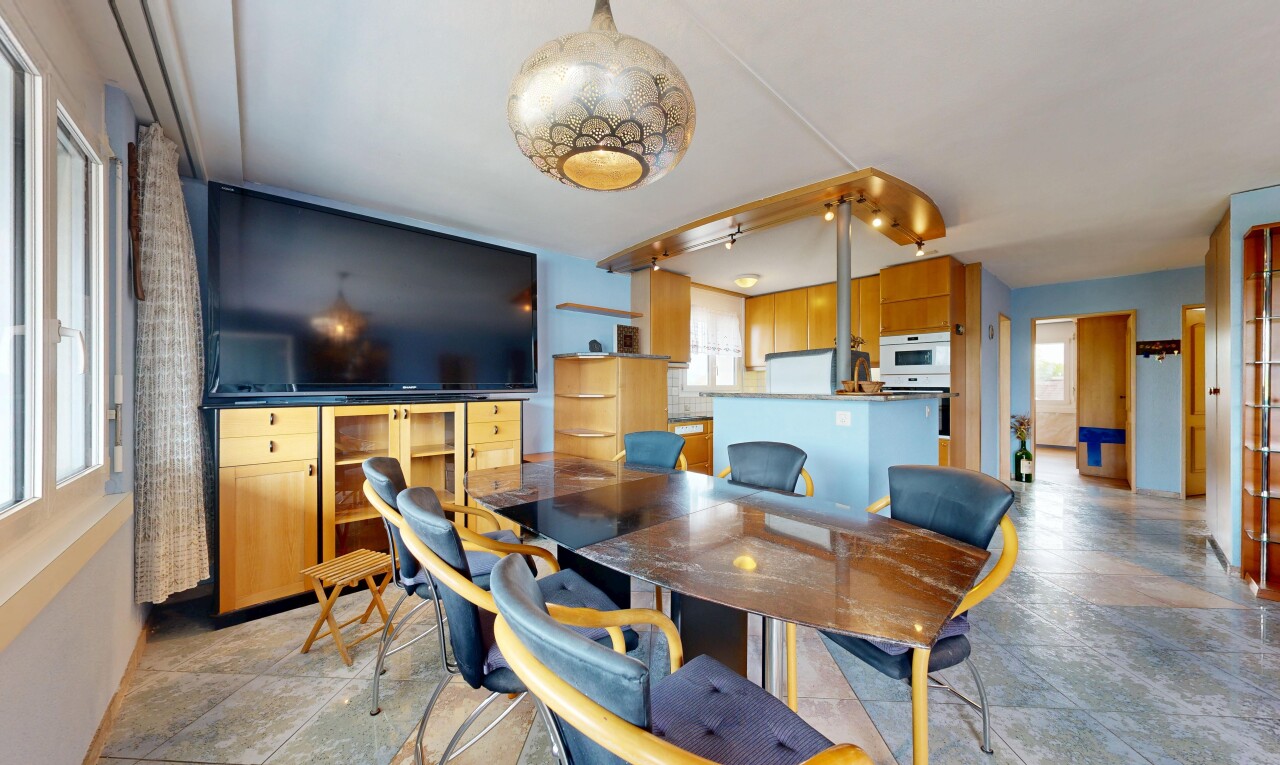 esszimmer mit fernseher, drywall, gipskartonwand, und natürliches licht