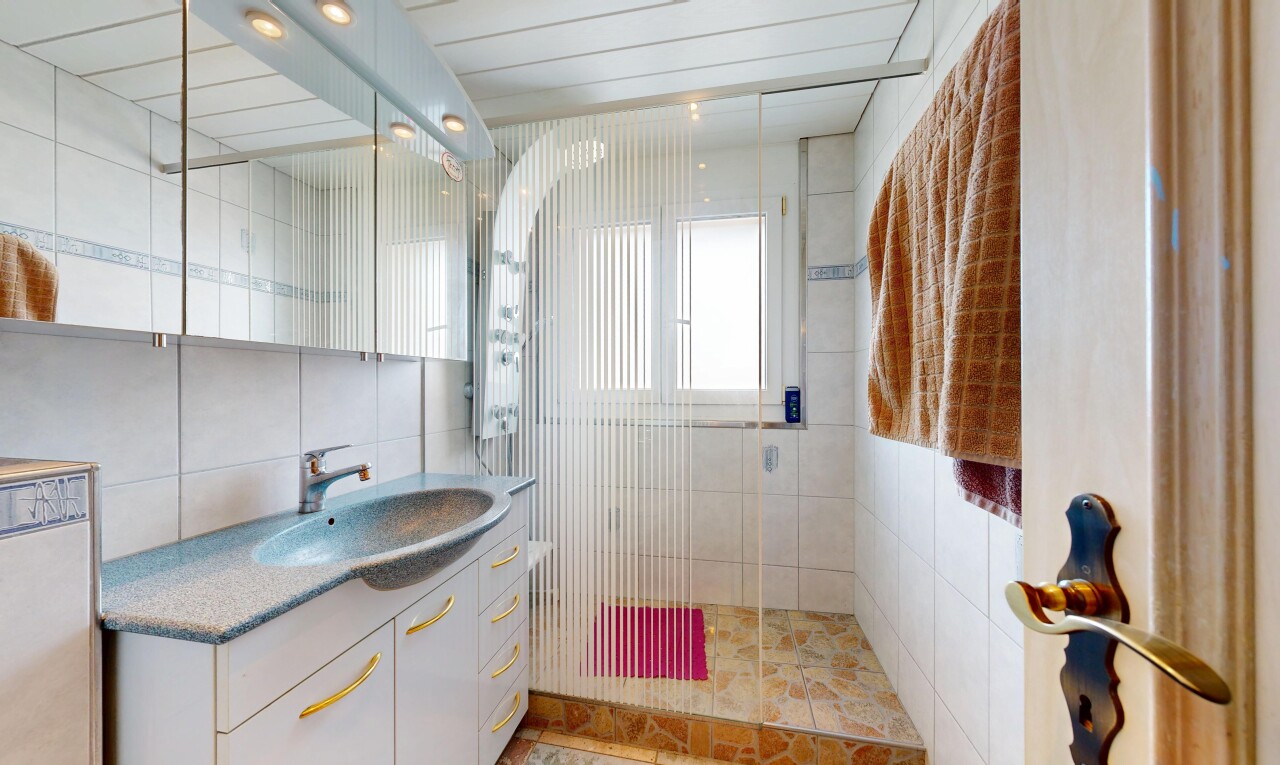 bad mit dusche, schminktisch, komplettes badezimmer, waschbecken, und fliesenwand