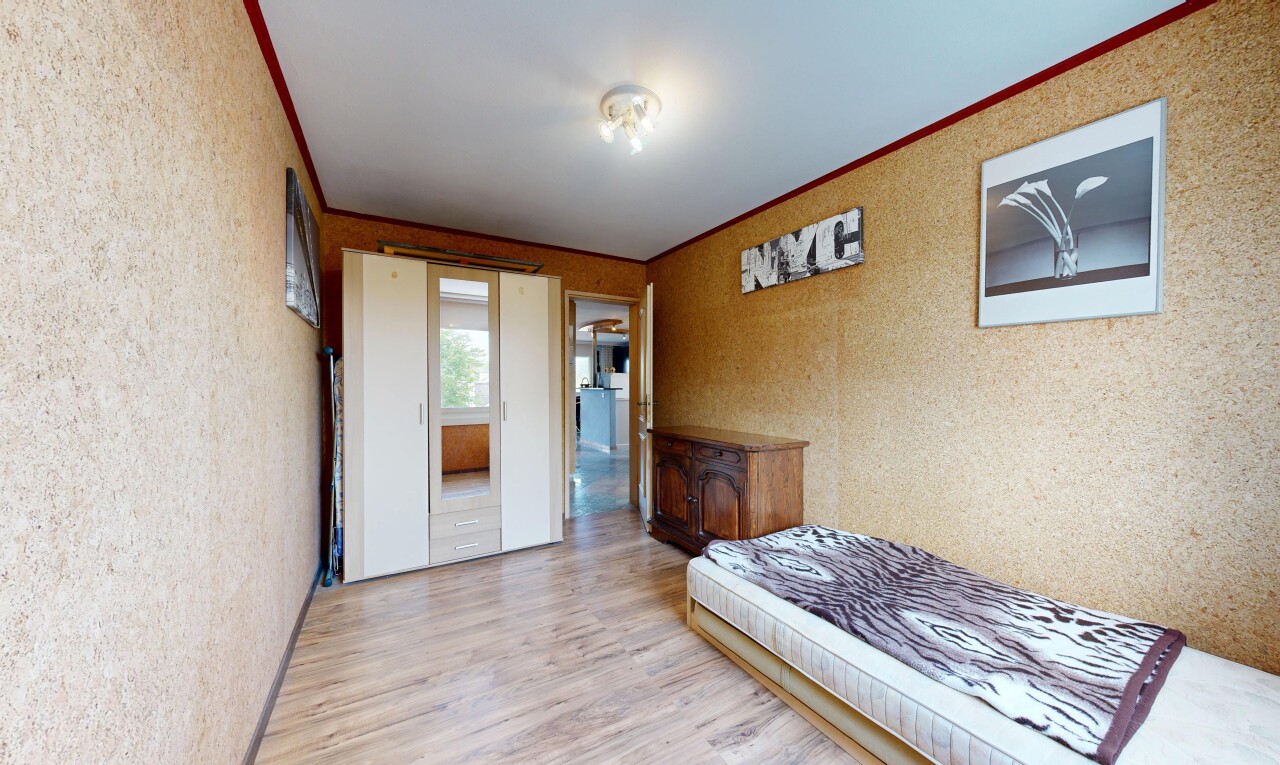 zimmer / schlafzimmer mit wood finish floor, holzfußboden, inside property, und light floor
