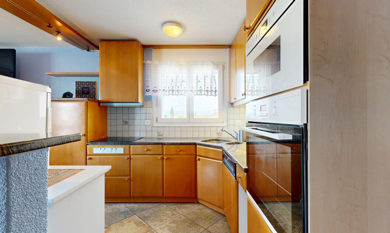 küche mit küchenrückwand beim herd, küchenrückwand beim Herd, ofen, light floor, und inside property