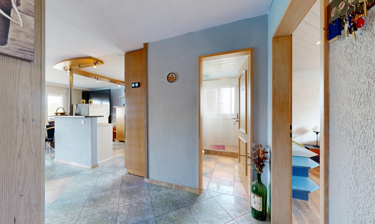 halle / korridor mit inside property, light floor, tile floor, fliesenboden, und textured wall