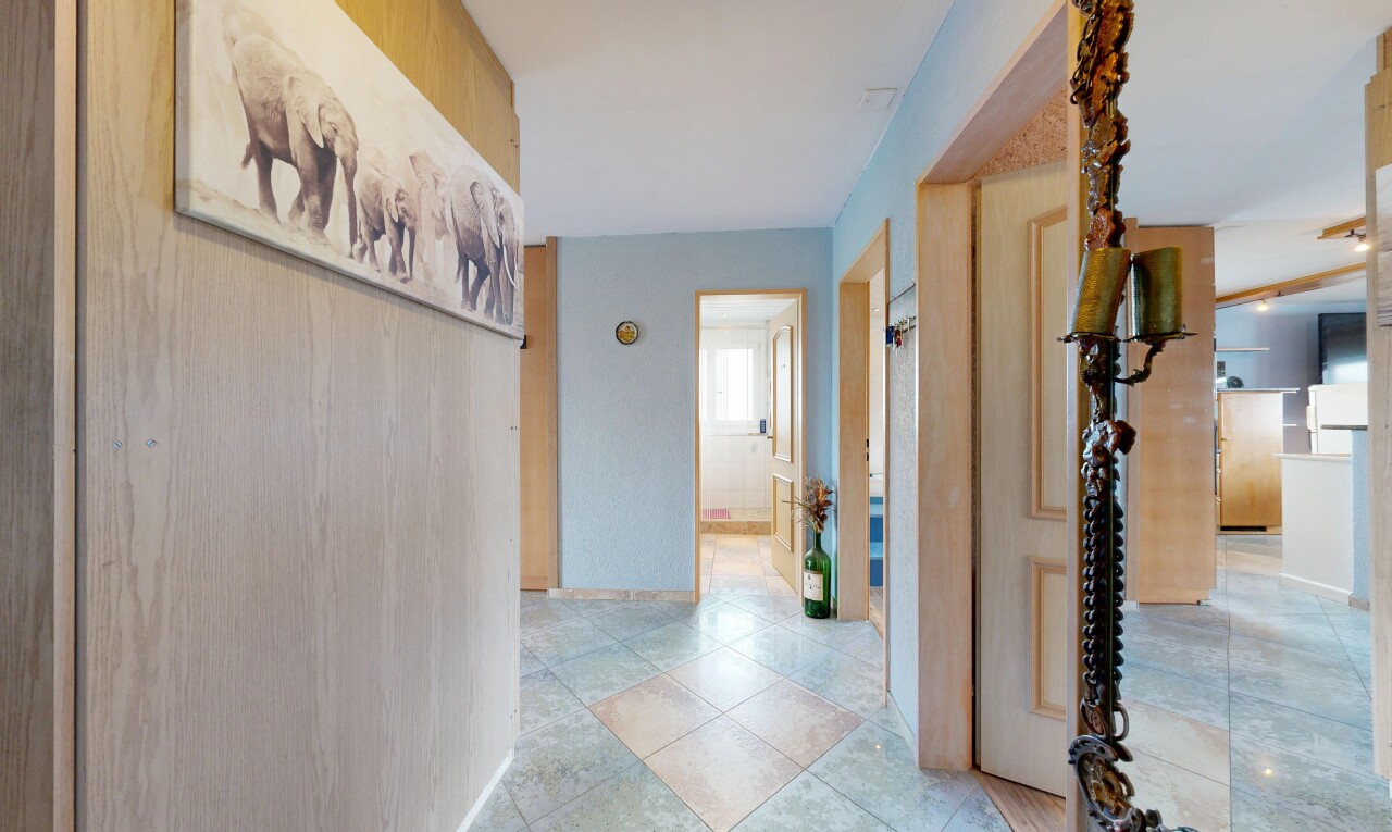 halle / korridor mit light floor und inside property