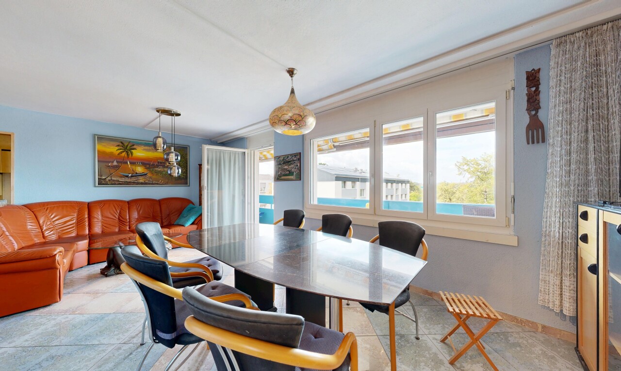 wohn- / esszimmer mit pendelleuchte, drywall, gipskartonwand, tile floor, und fliesenboden