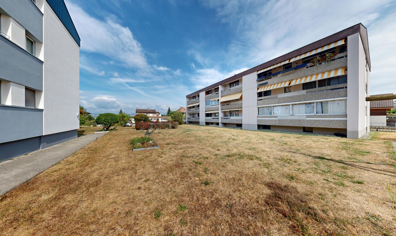 außenansicht mit blick auf wohnanlage, apartment complex view, und day time