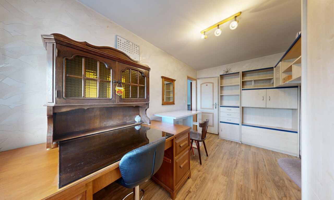 büro mit deckenbeleuchtung, holzfußboden, wood finish floor, inside property, und light floor